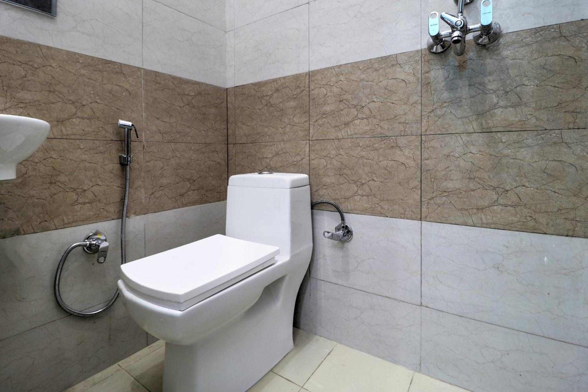 Hotel O 71370 White House Garhi Harsaru المظهر الخارجي الصورة