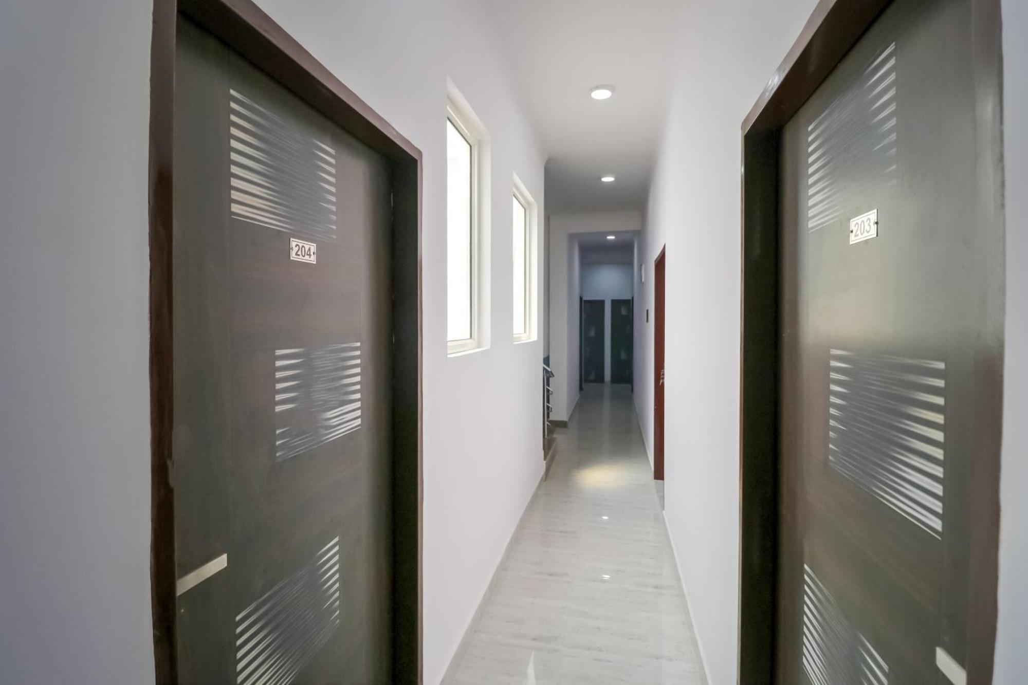 Hotel O 71370 White House Garhi Harsaru المظهر الخارجي الصورة